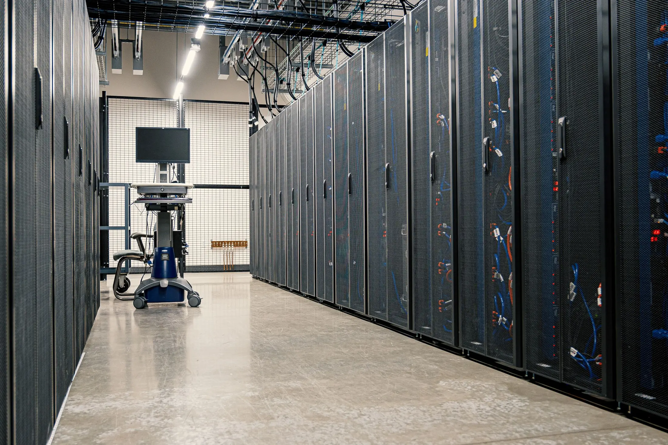 Übersichtlich aufgebaute Serverschränke in einem Technikraum
